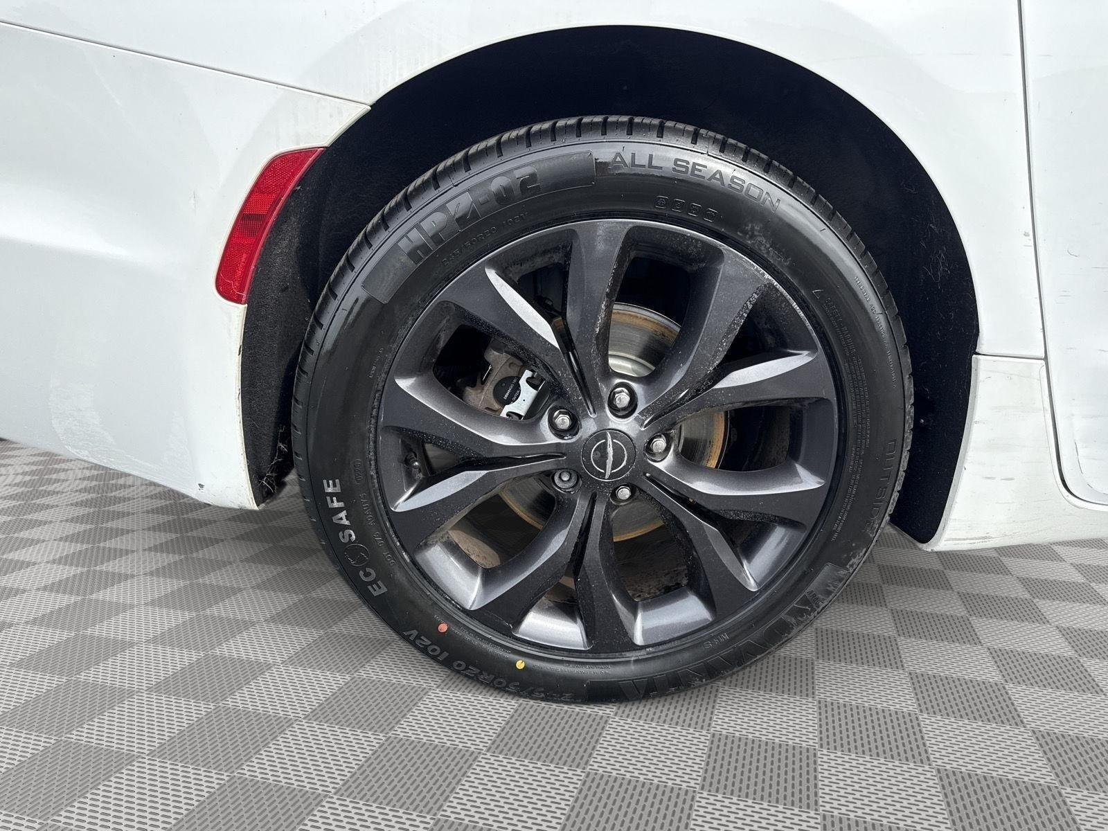 Used 2018 Bright White Clearcoat Chrysler Limited image 17