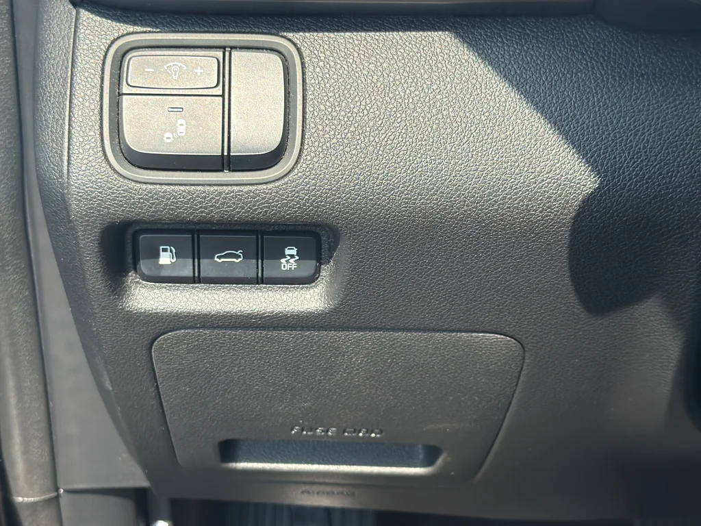 Used 2018 Black Kia S image 26