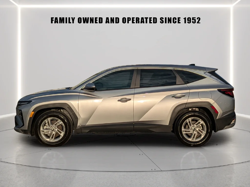 Used 2025 Silver Hyundai SE image 3