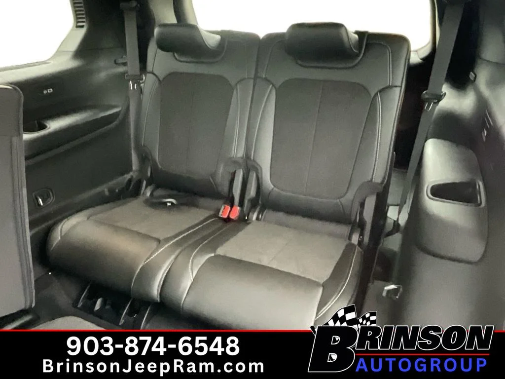 New 2026 Diamond Black Crystal Pearl-Coat Exterior Paint Jeep Laredo Altitude image 5