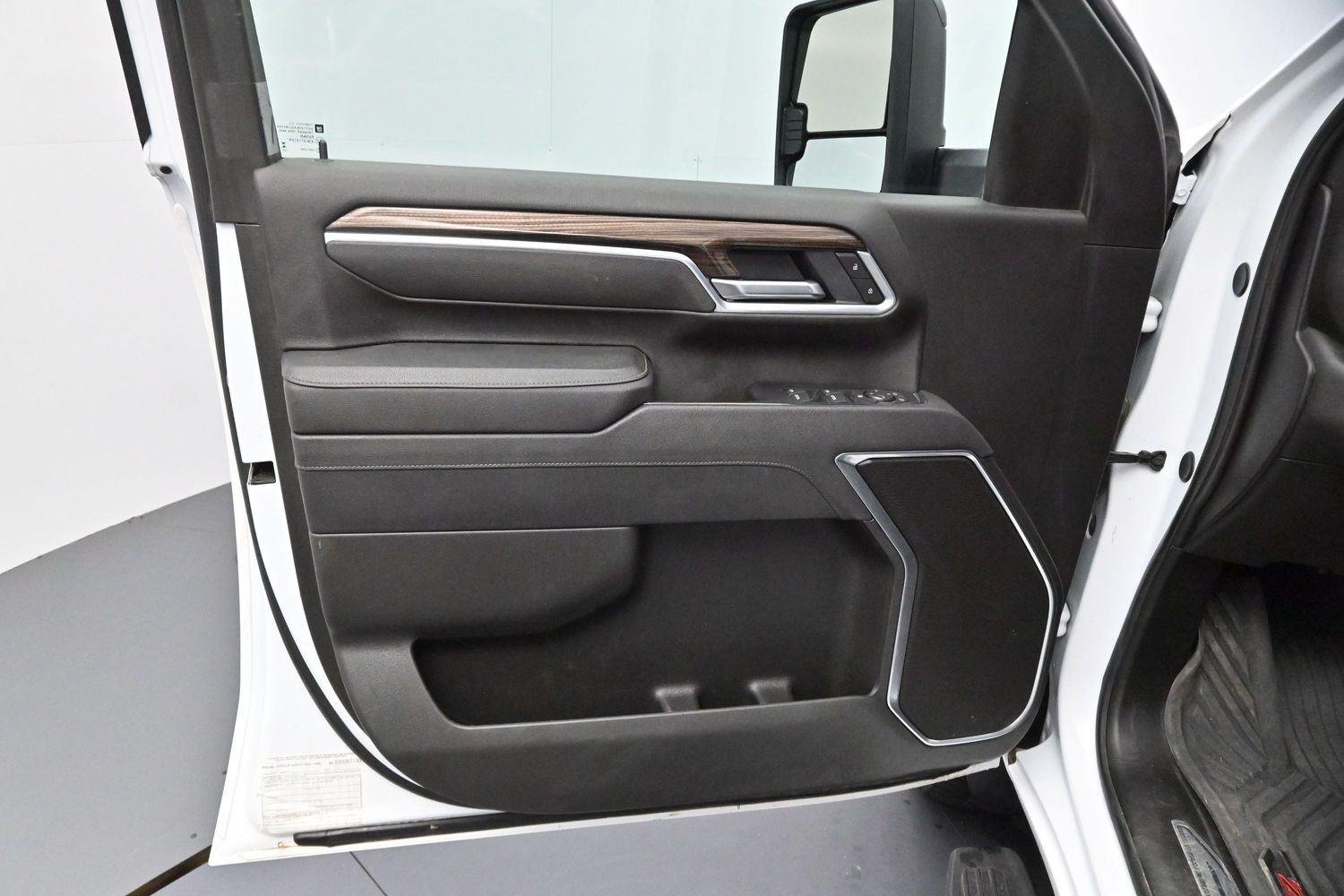 Used 2025 Summit White Chevrolet LT image 9