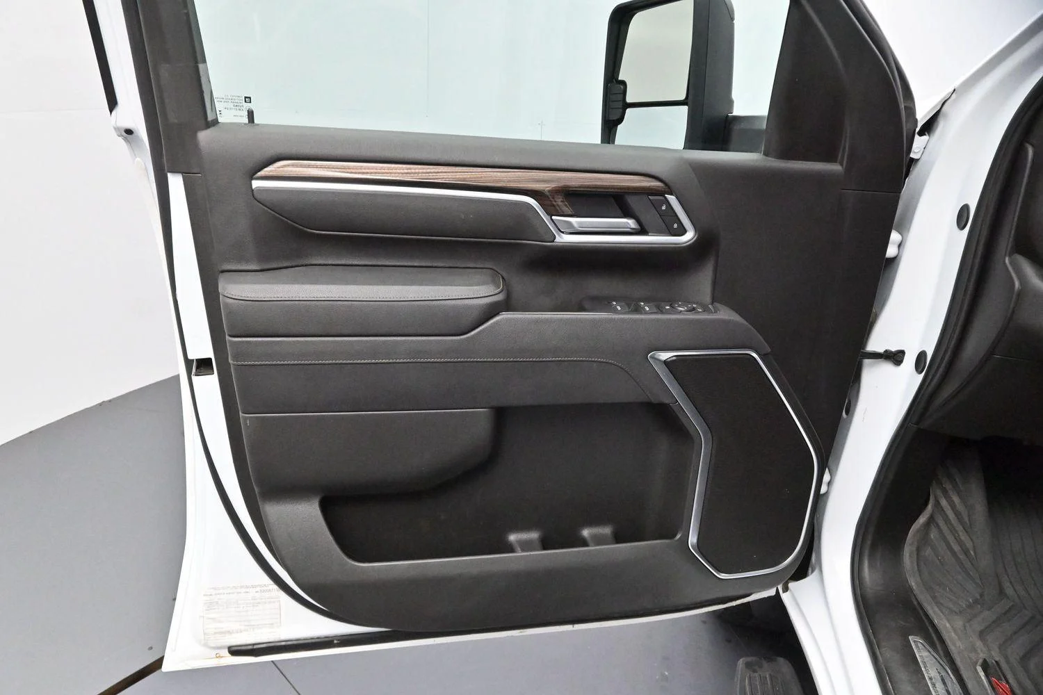 Used 2025 Summit White Chevrolet LT image 9