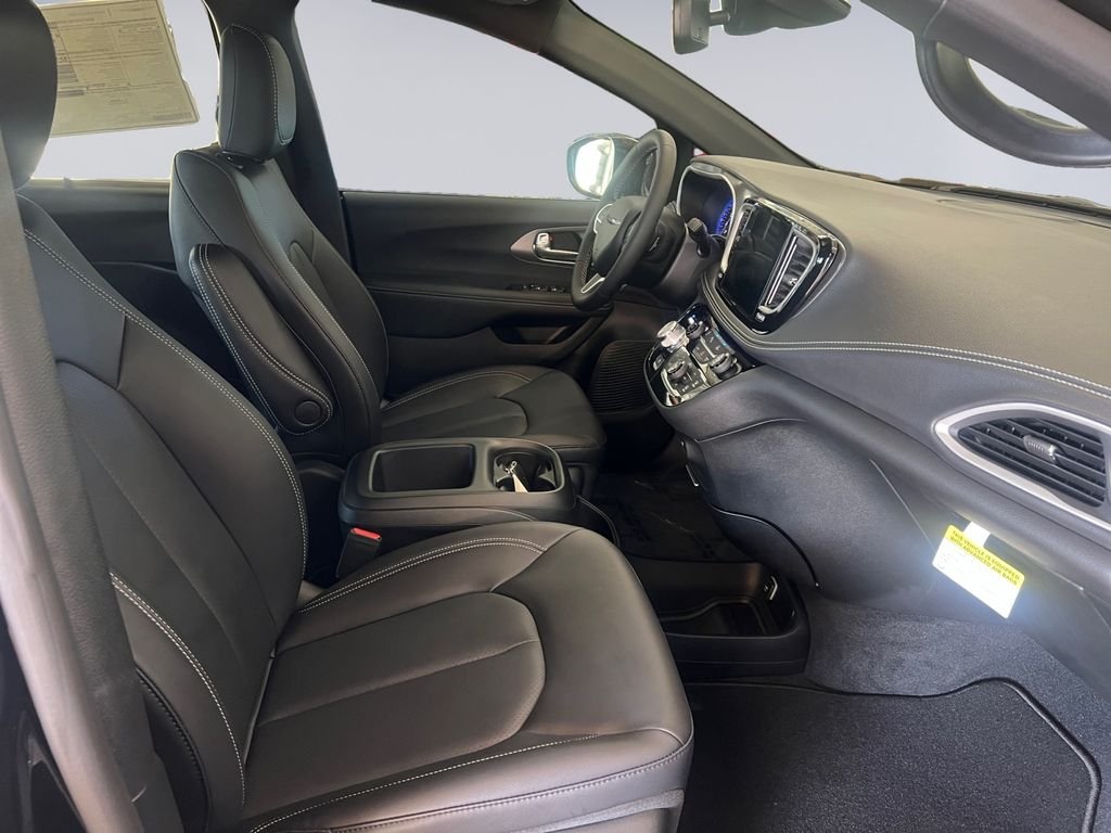 2026 Chrysler Pacifica Select - Photo 18