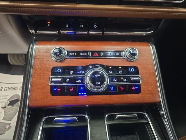 Used 2020 Pristine White Lincoln Reserve image 26