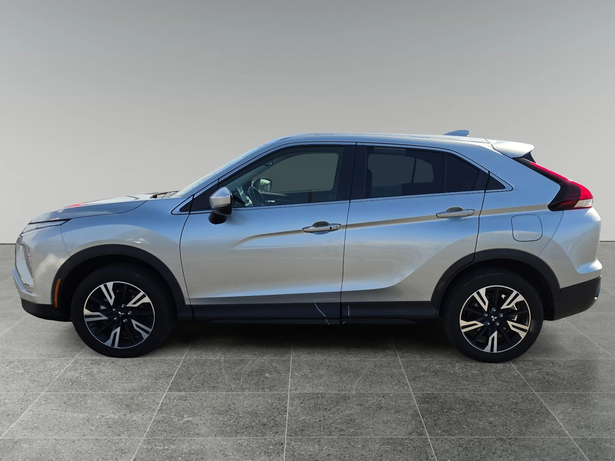 Used 2025 Alloy Silver Metallic Mitsubishi SE image 2