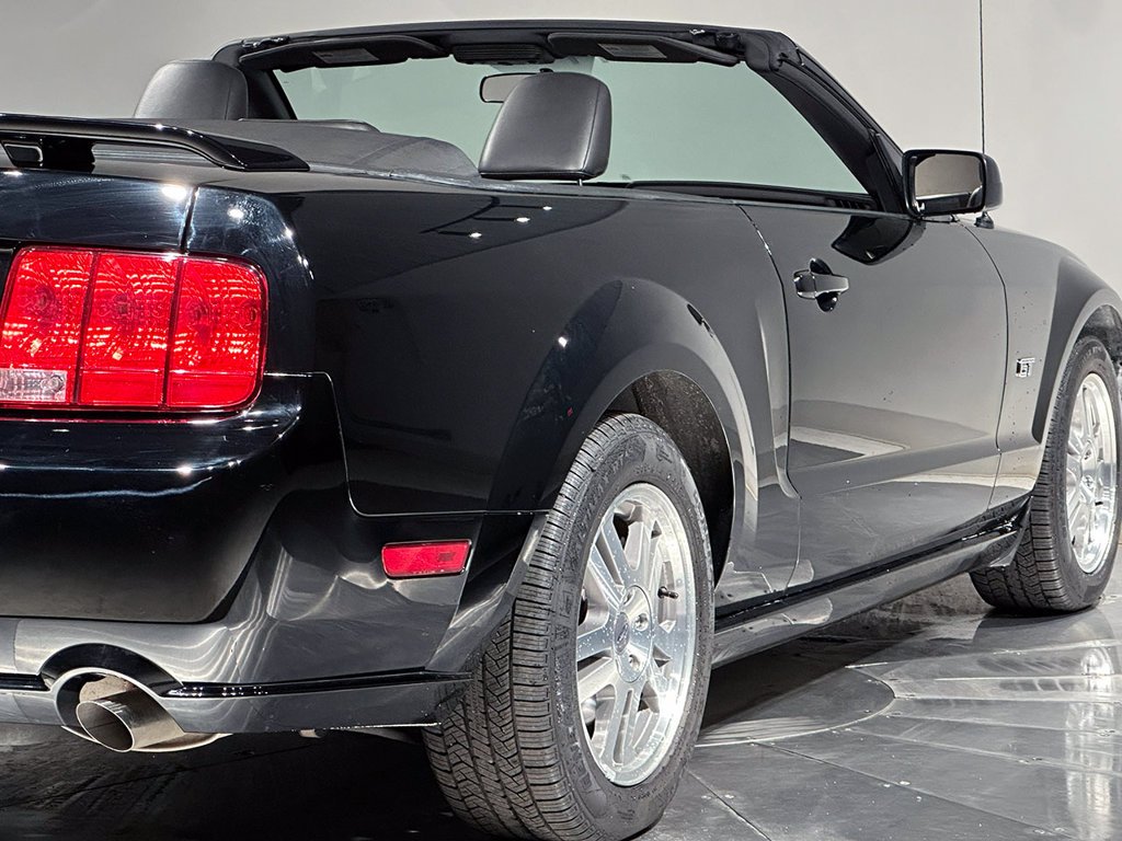 Used 2005 Black Ford  image 29