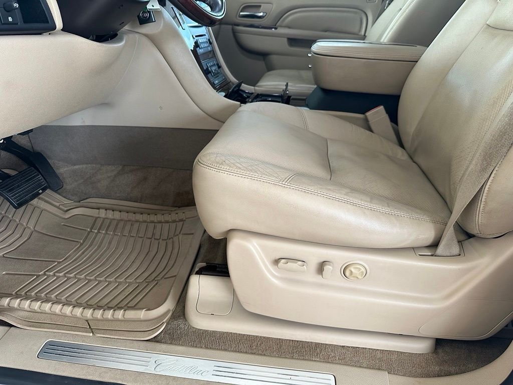 Used 2011 White Cadillac Premium image 10