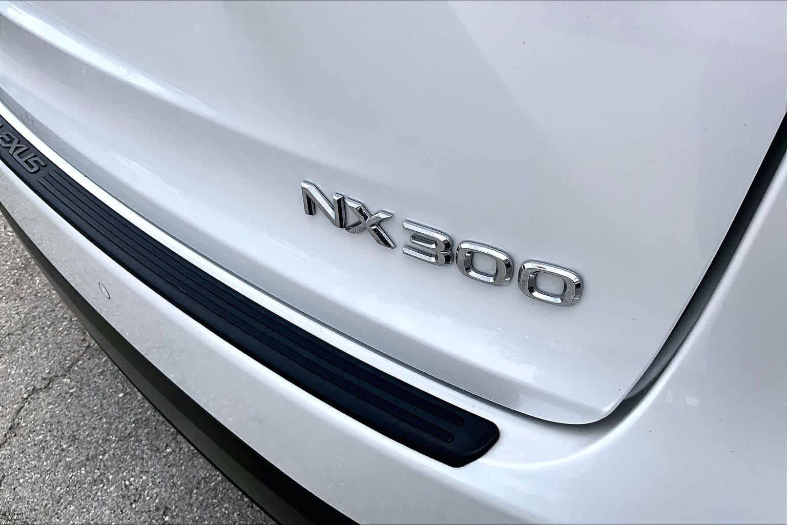 Used 2020 Eminent White Pearl Lexus  image 10