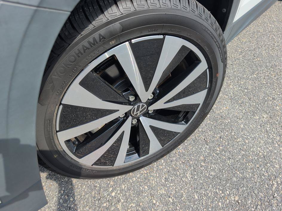 Used 2022 Pure White Volkswagen SE image 7