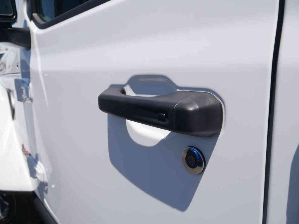 New 2026 Bright White Clear-Coat Exterior Paint Jeep  image 10