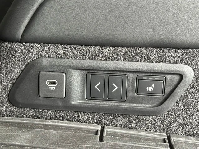 Used 2025 White Land Rover SE image 23
