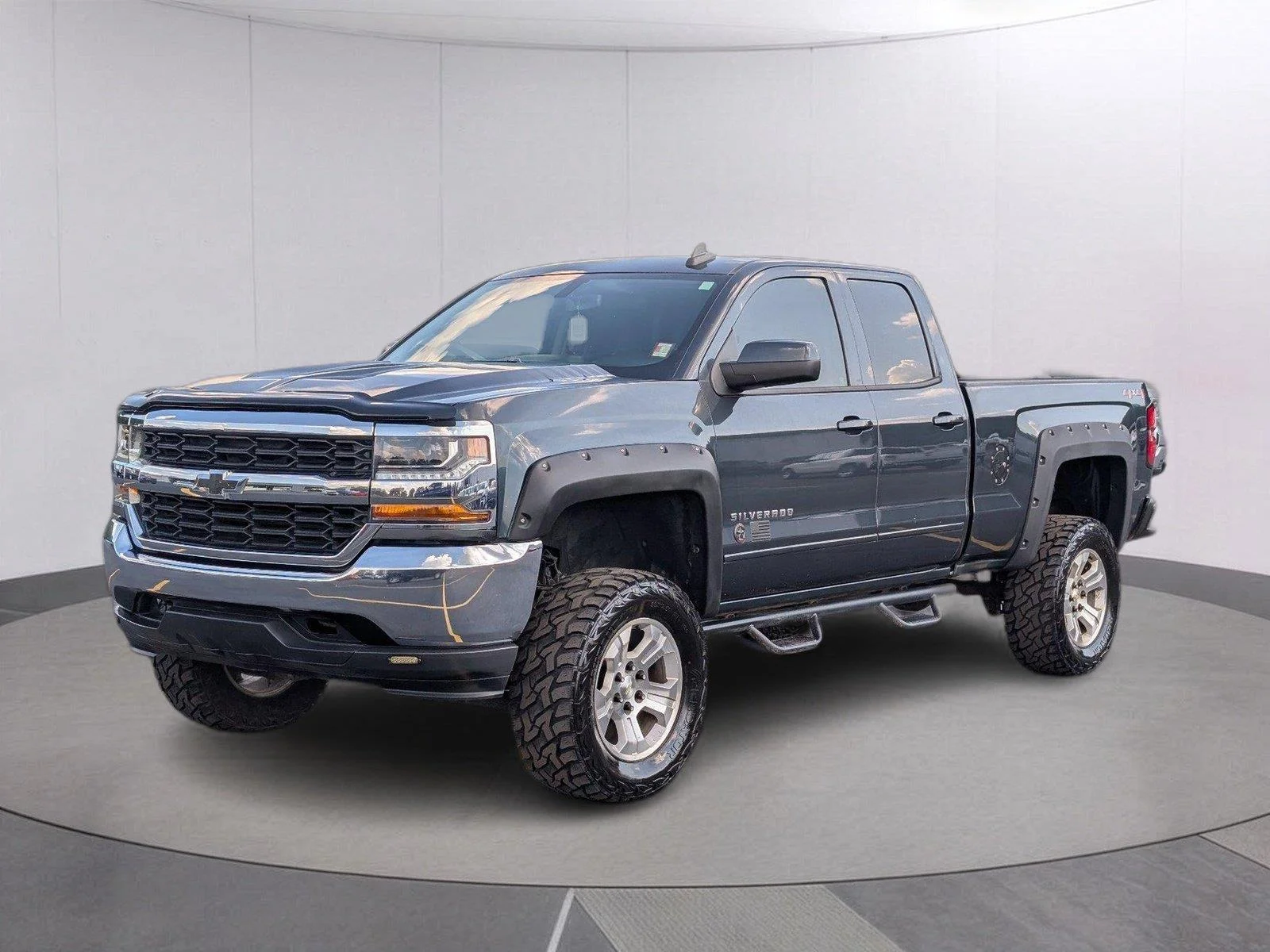 Used 2018 Graphite Metallic Chevrolet LT image 1