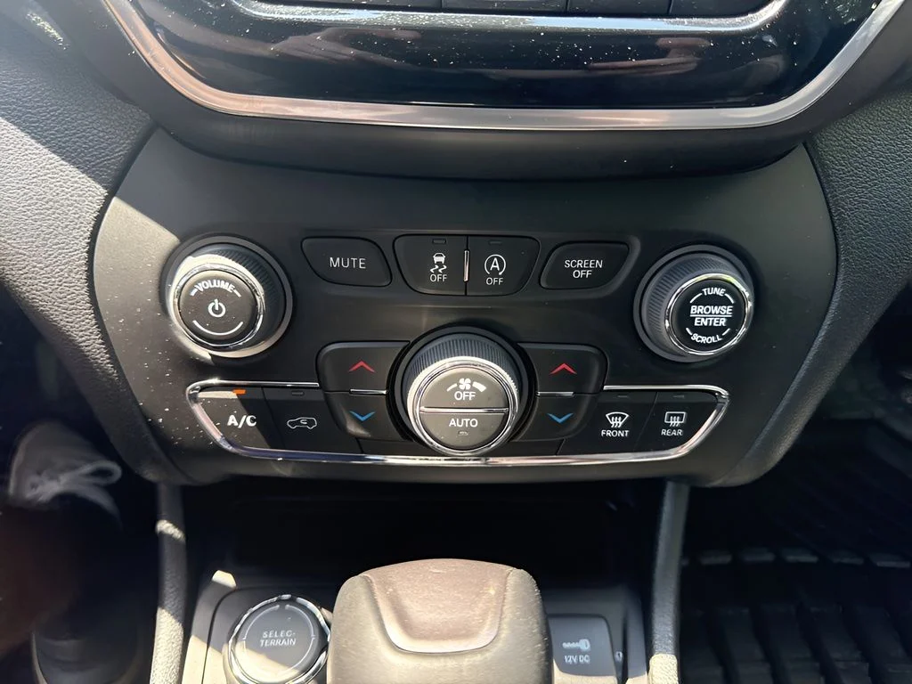 Used 2022 Gray Jeep Limited image 19