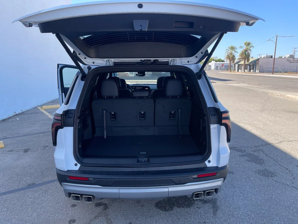 New 2027 Polar White Tricoat Chevrolet LT image 6