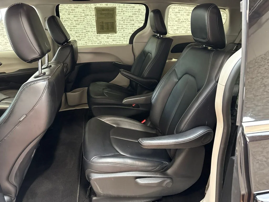 Used 2024 Diamond Black Crystal Pearlcoat Chrysler Select image 16
