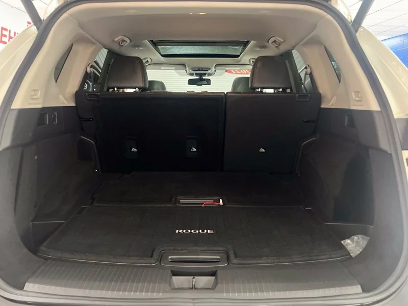 Used 2021 White Nissan SL image 8