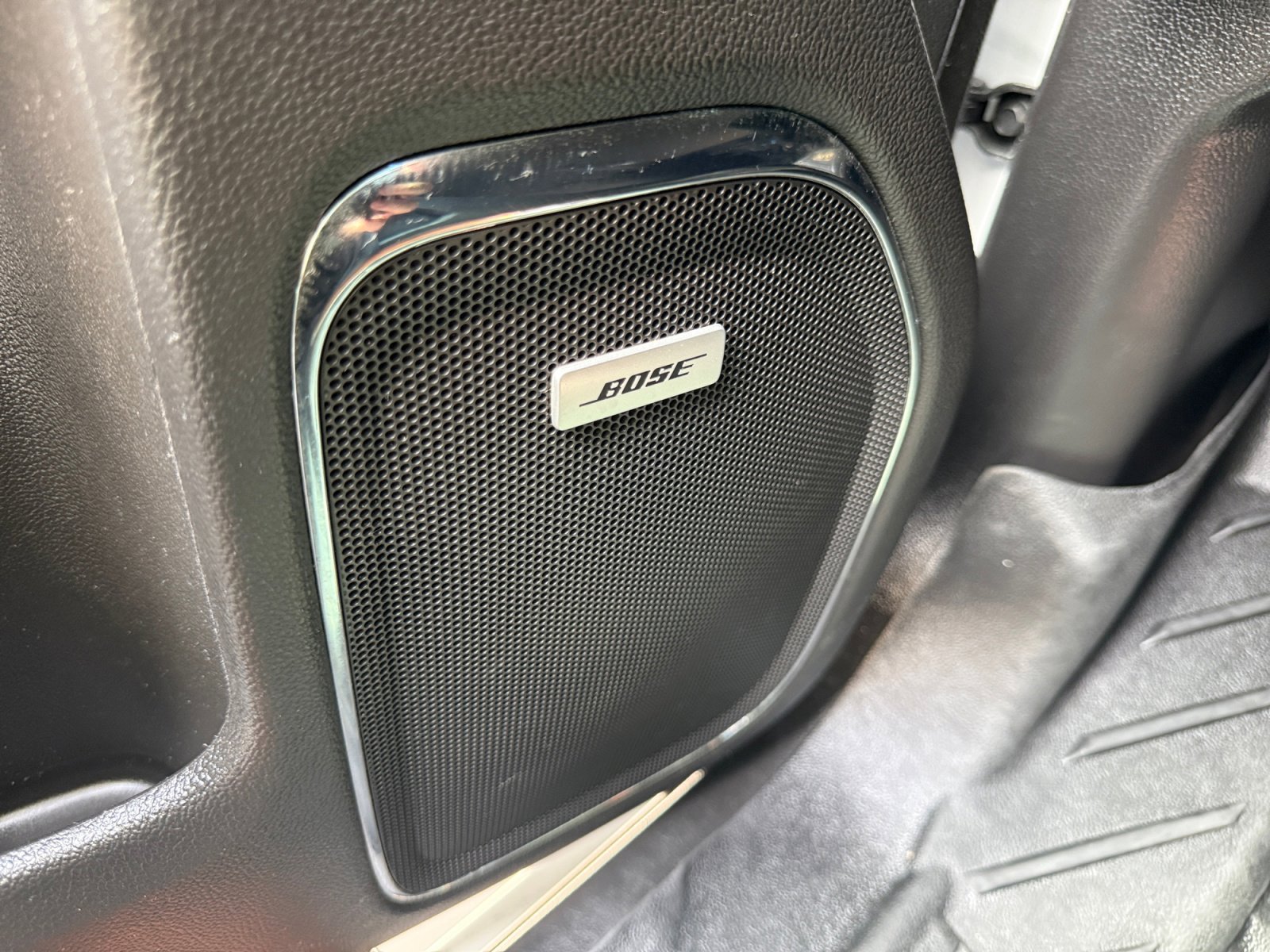 Used 2019 WHITE FROST TRICOAT GMC Denali image 28