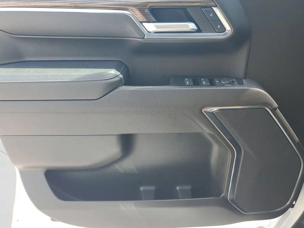 Used 2025 Summit White Chevrolet LT (2FL) image 19
