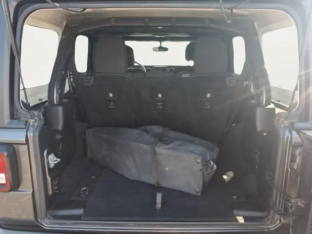 Used 2018  Jeep Sport S image 21