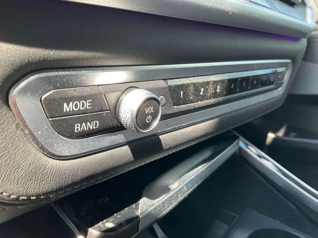 Used 2022 Black BMW xDrive40i image 7