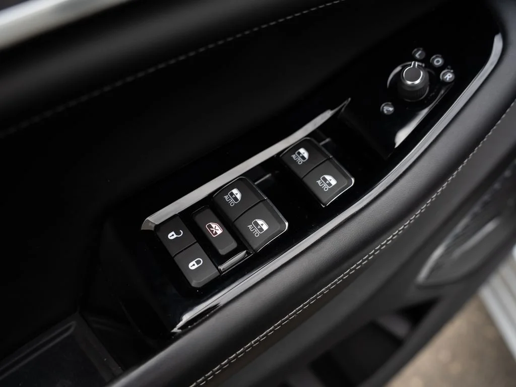 Used 2022 Silver Jeep Overland image 16