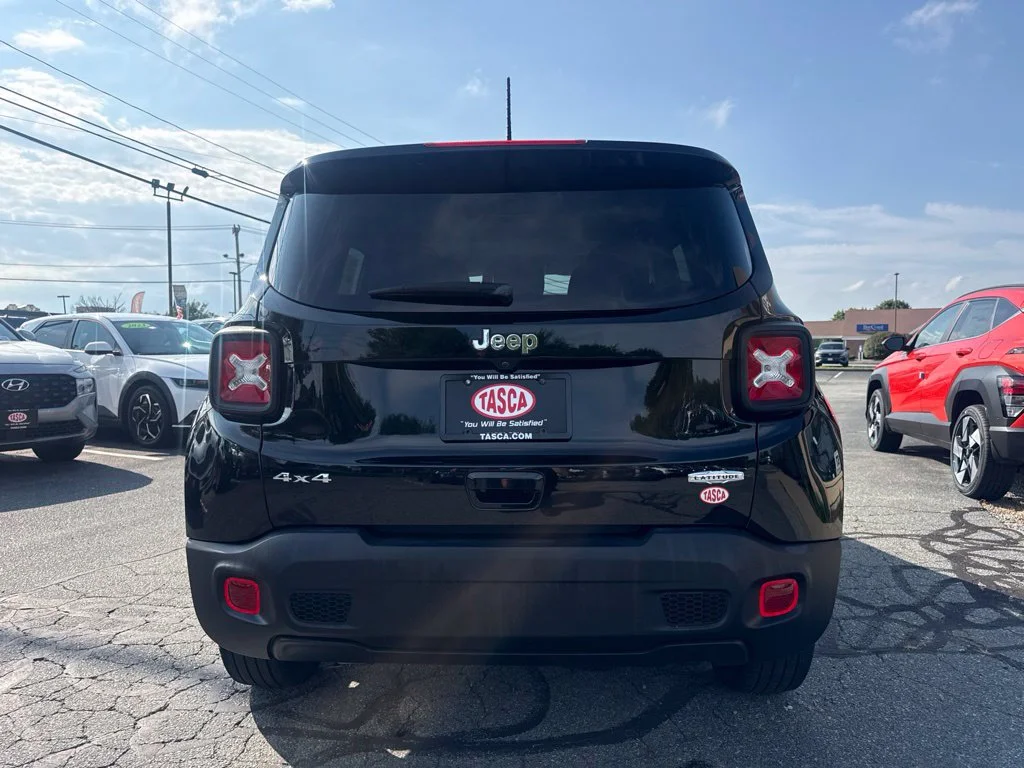 Used 2022 Black Jeep Latitude image 10