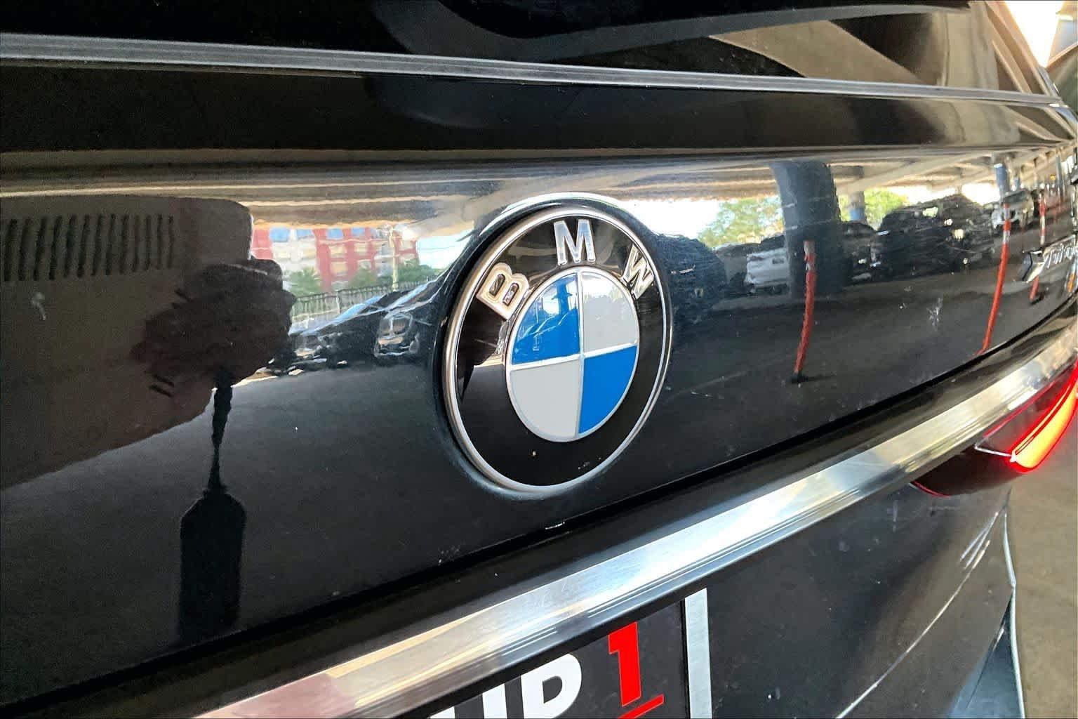 Used 2025 Black Sapphire Metallic BMW xDrive40i image 30