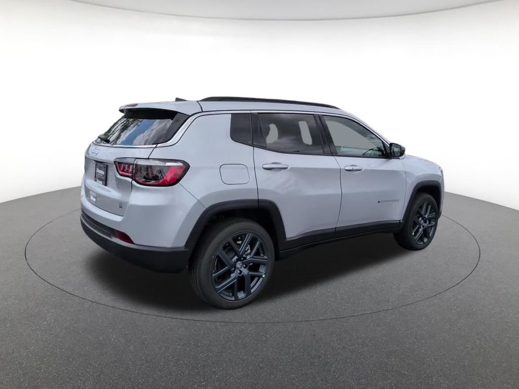 New 2026 Silver Zynith Metallic Clearcoat Jeep Altitude Special Edition image 5