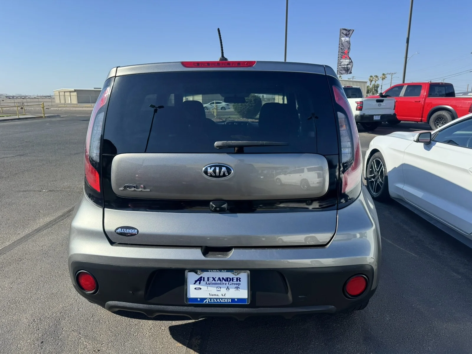 Used 2019 grey Kia Base image 6