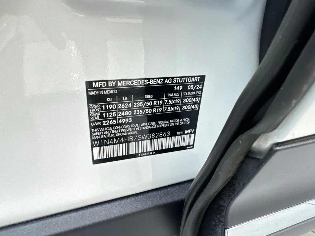Used 2025 White Mercedes-Benz GLB 250 image 88