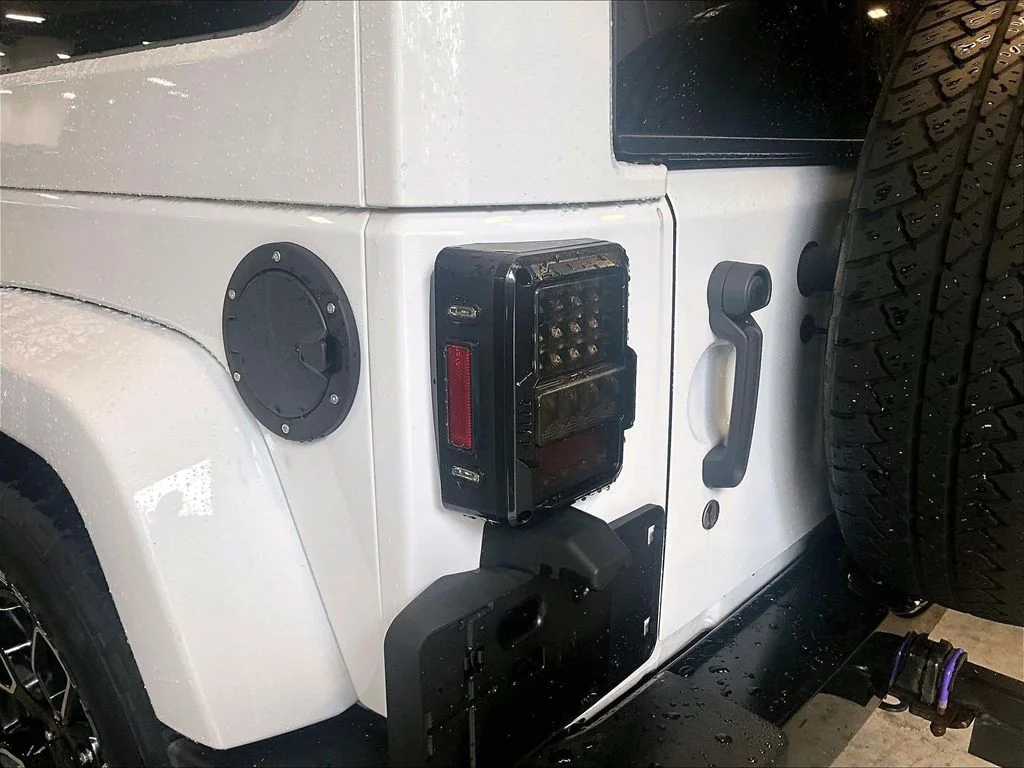 Used 2017 White Jeep Sahara image 32