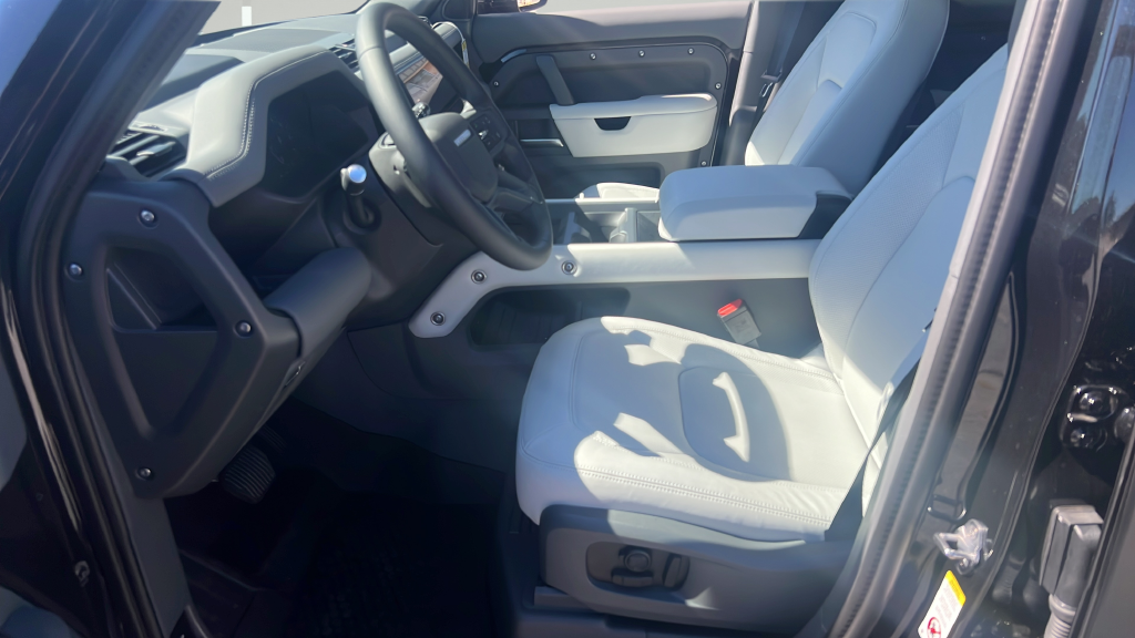New 2026 Santorini Black LAND ROVER X-Dynamic SE image 5
