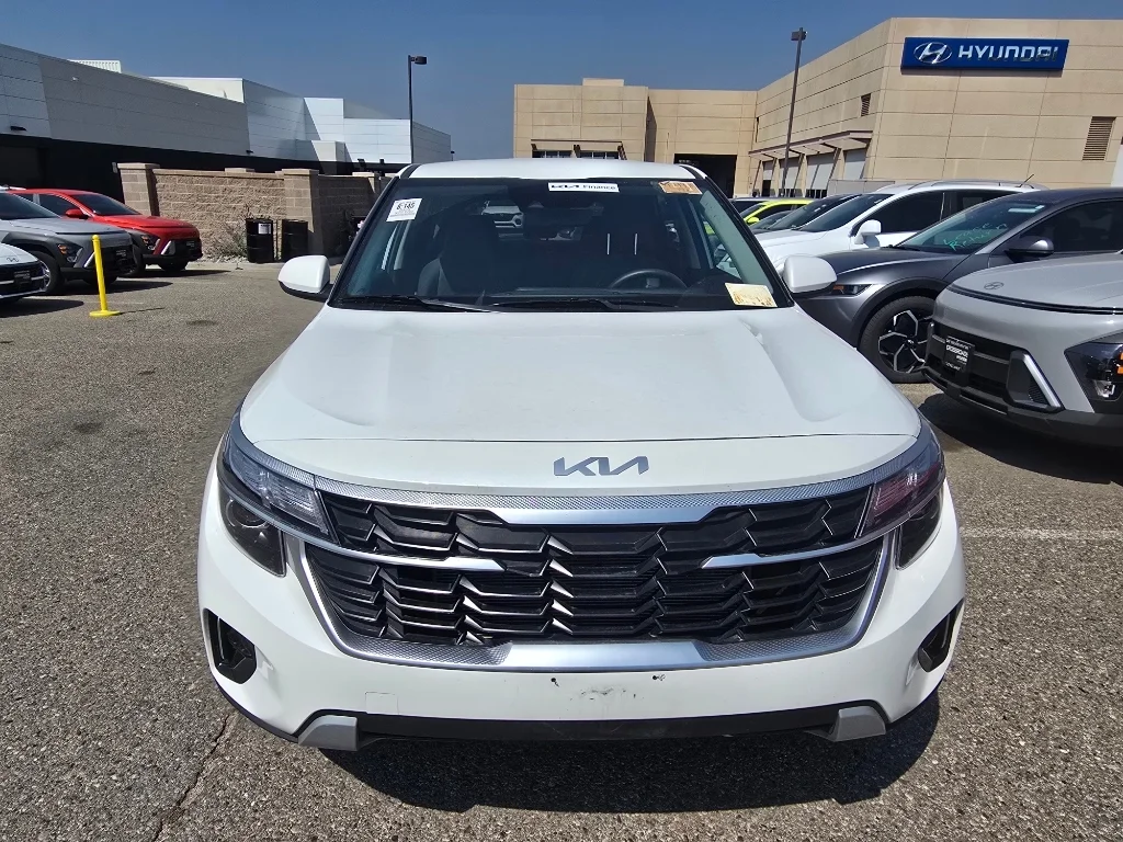 Used 2026 Snow White Pearl Kia LX image 8