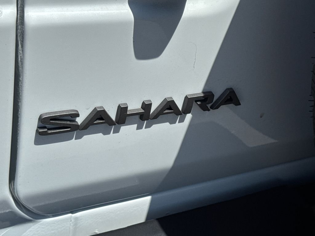 New 2026 Bright White Clear-Coat Exterior Paint Jeep Sahara image 11
