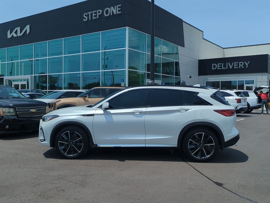 Used 2025 White INFINITI SPORT image 4