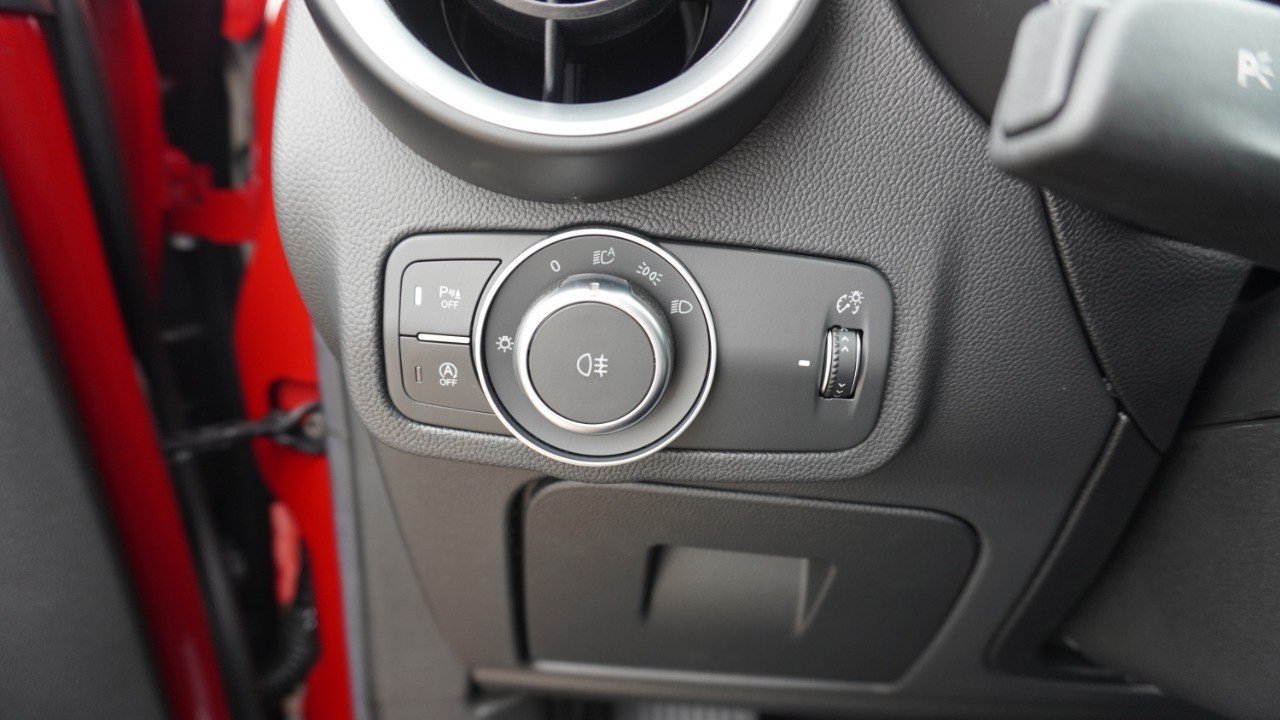 Used 2025 Red Alfa Romeo Intensa image 21