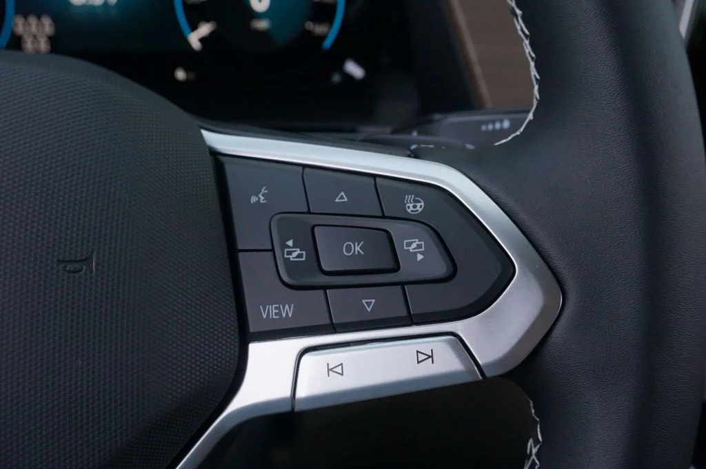 New 2026 Silver Volkswagen SE w/Technology image 25