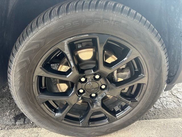 Used 2023 Silver Jeep Latitude image 30