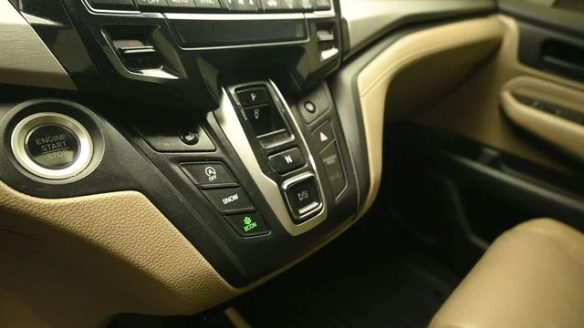 Certified Used 2018 Diamond White Honda Touring image 16