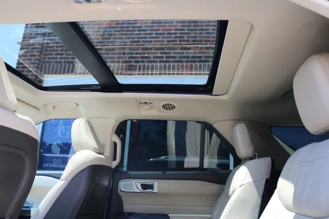 Used 2020 White Metallic Ford Platinum image 25