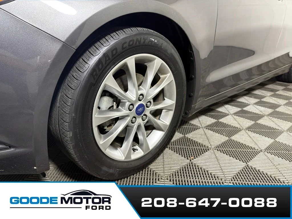 Used 2017 Gray Ford SE image 26
