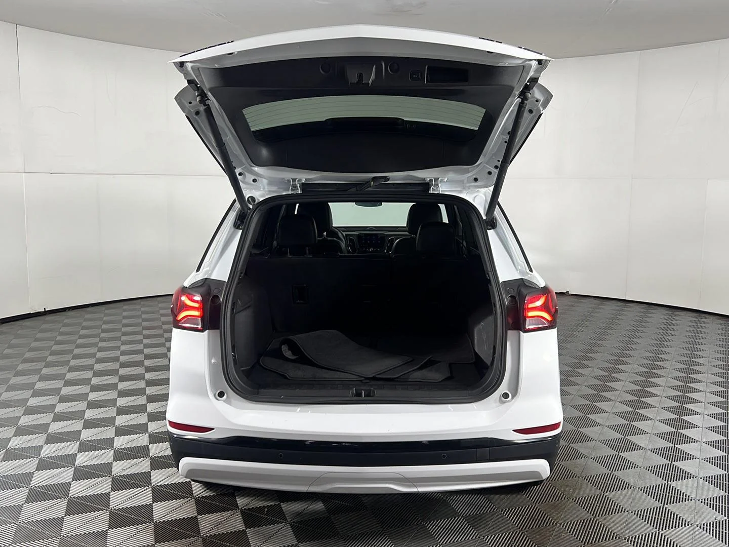 Used 2024 Summit White Chevrolet RS image 6