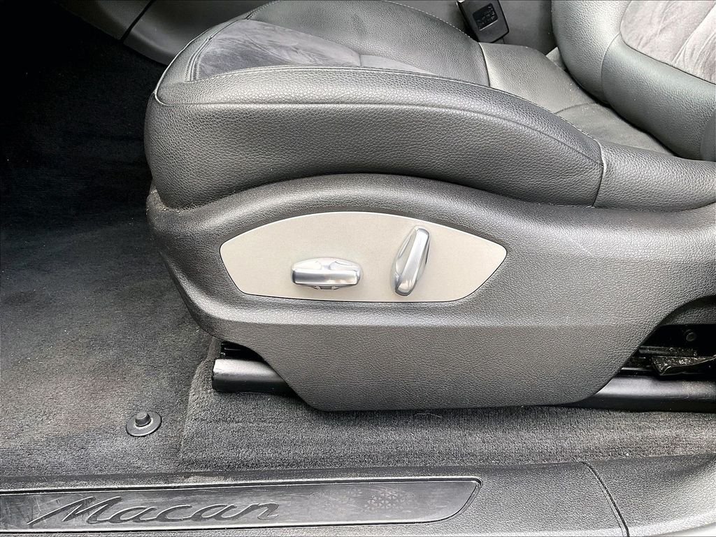 Used 2018 Black Porsche Base image 27