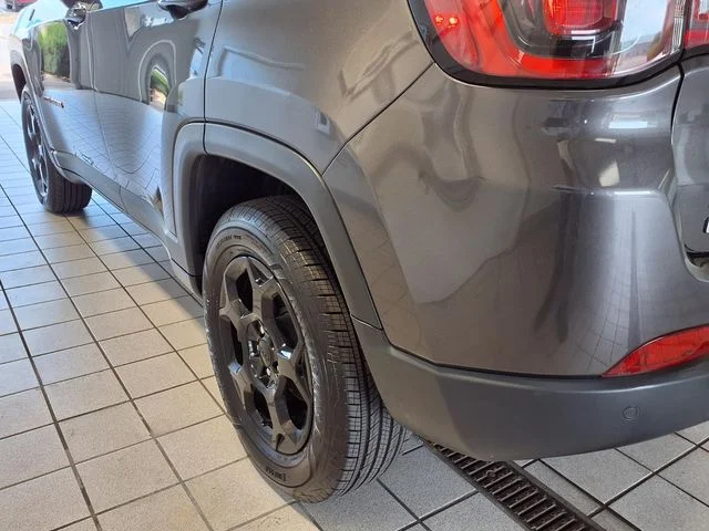 Used 2023 Crystal Metallic Jeep Trailhawk image 21