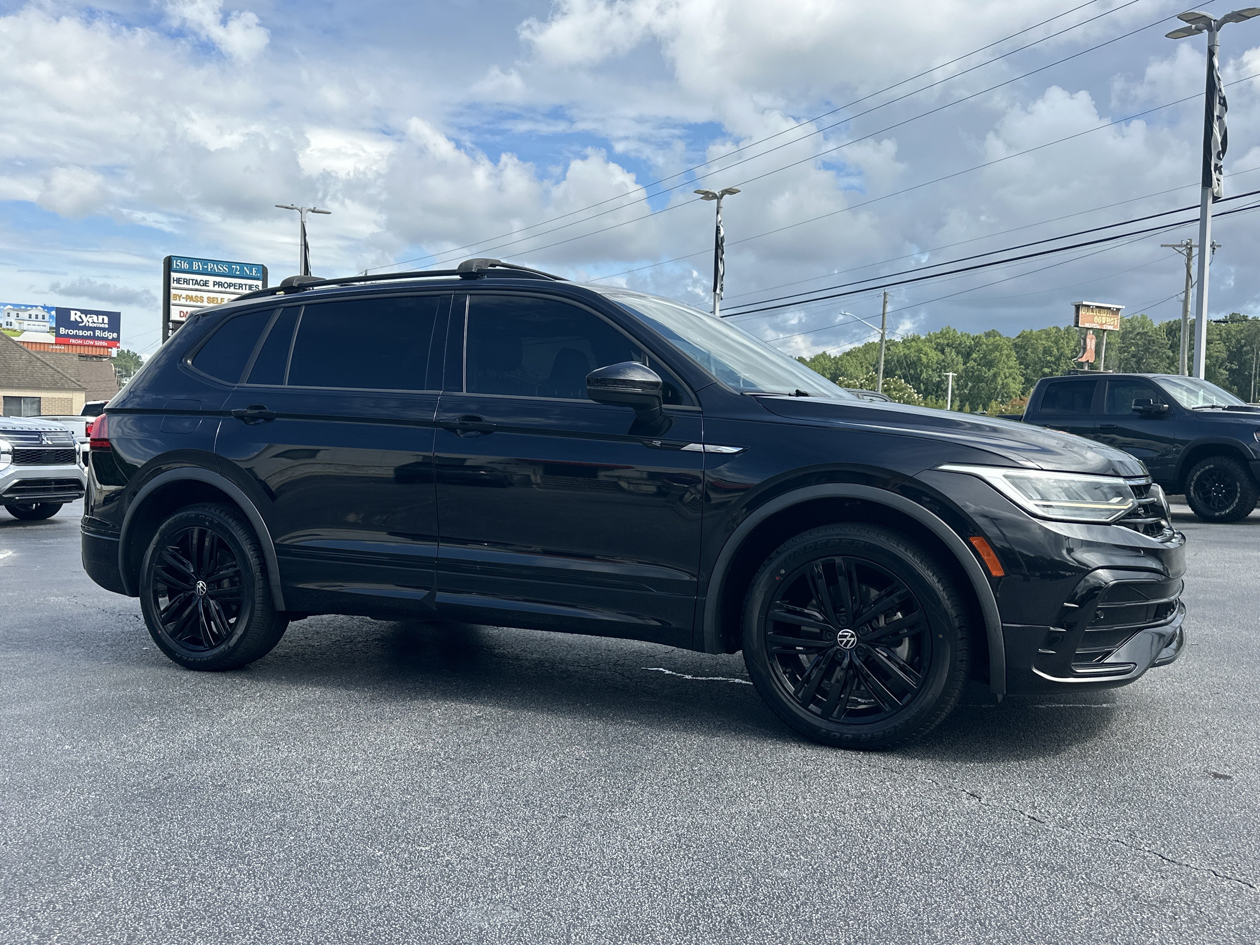 Used 2022  Volkswagen SE R-Line Black image 2