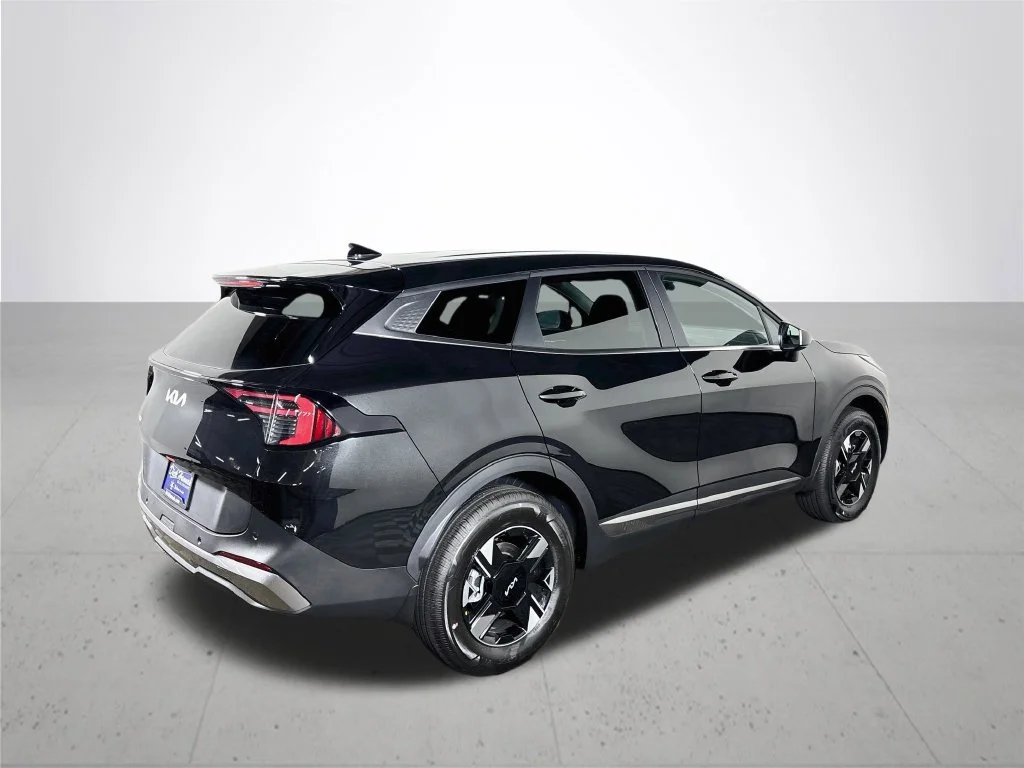 New 2027 Fusion Black Kia LX image 6