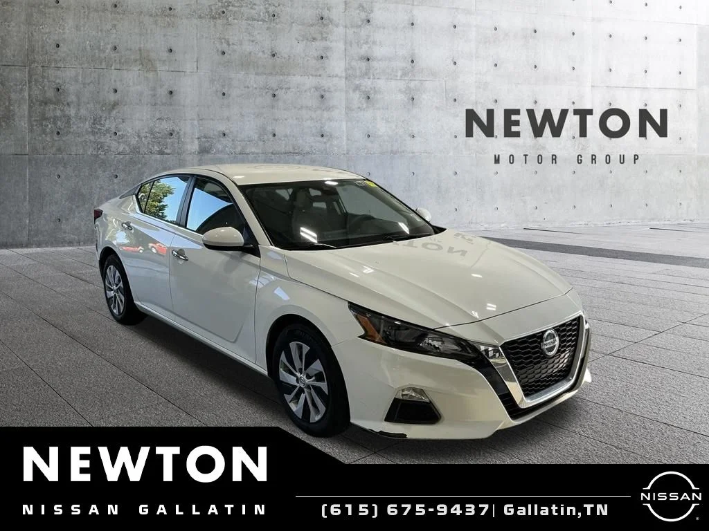 Used 2022 White Nissan 2.5 S image 1