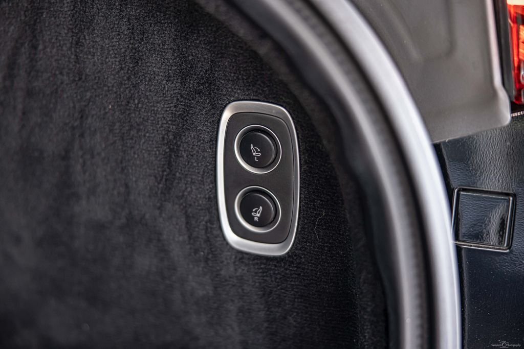 Used 2021 Black Aston Martin Base image 18