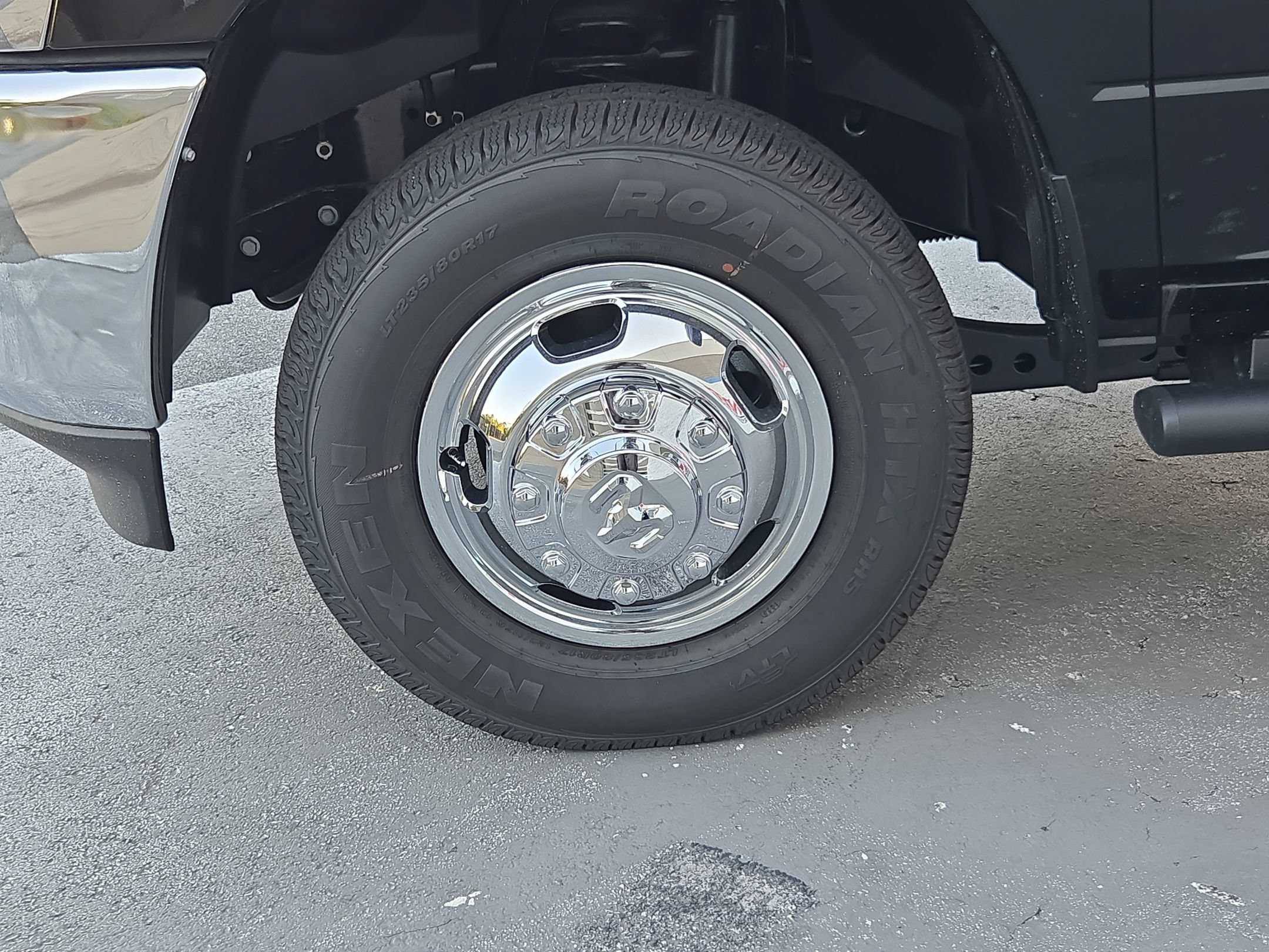 New 2026 Diamond Black Crystal Pearl-Coat Exterior Paint RAM Tradesman image 13