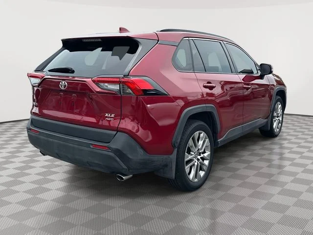 Used 2021 Red Toyota XLE Premium image 5